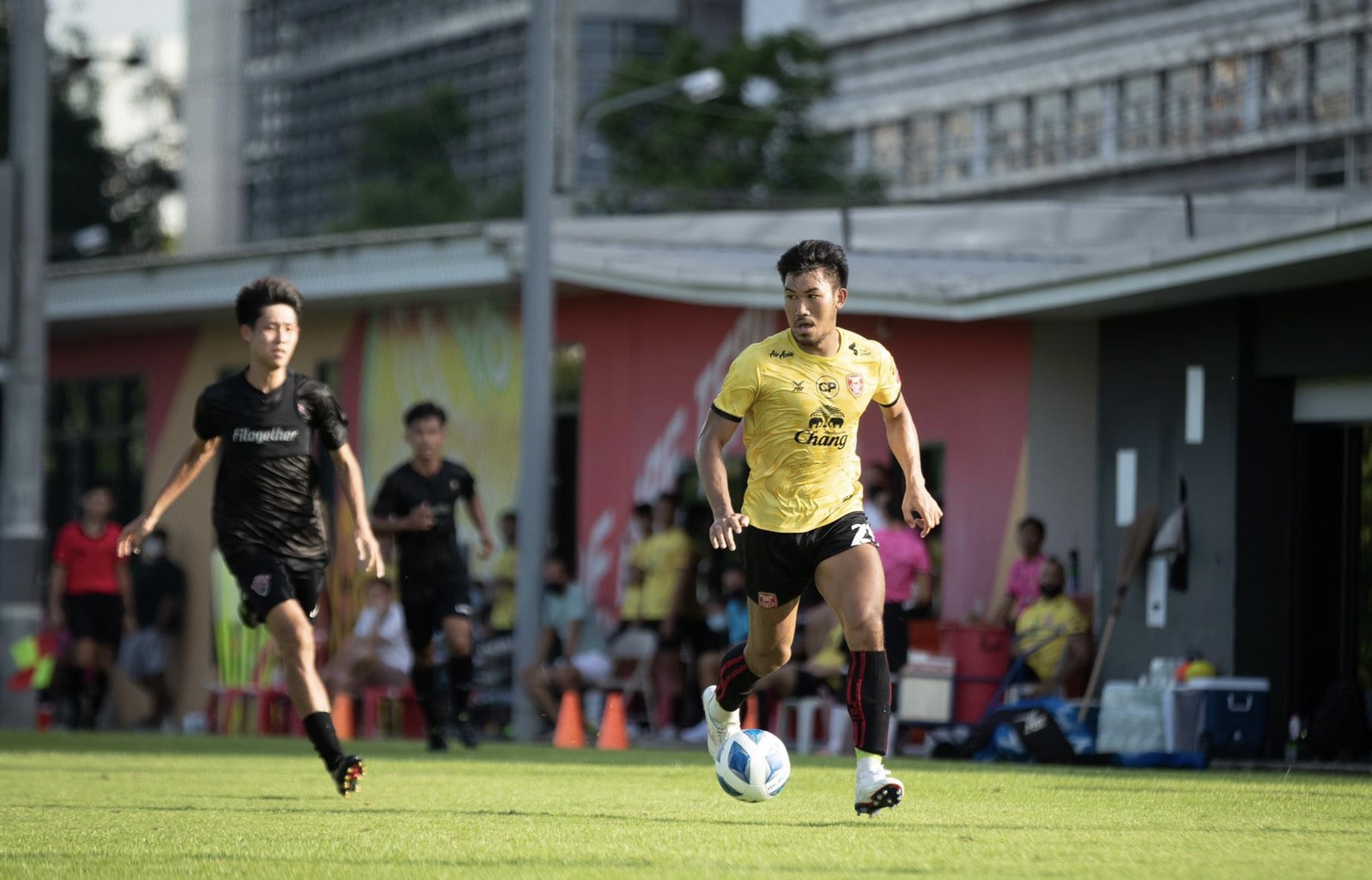 โปลิศเทโรลับแข้งนัดสองเจ๊าอุทัยธานี 2-2