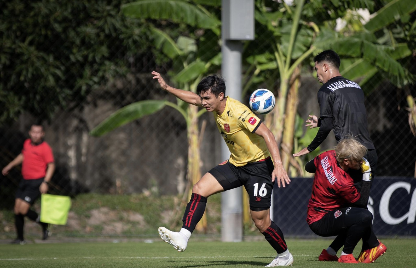 โปลิศเทโรลับแข้งนัดสองเจ๊าอุทัยธานี 2-2