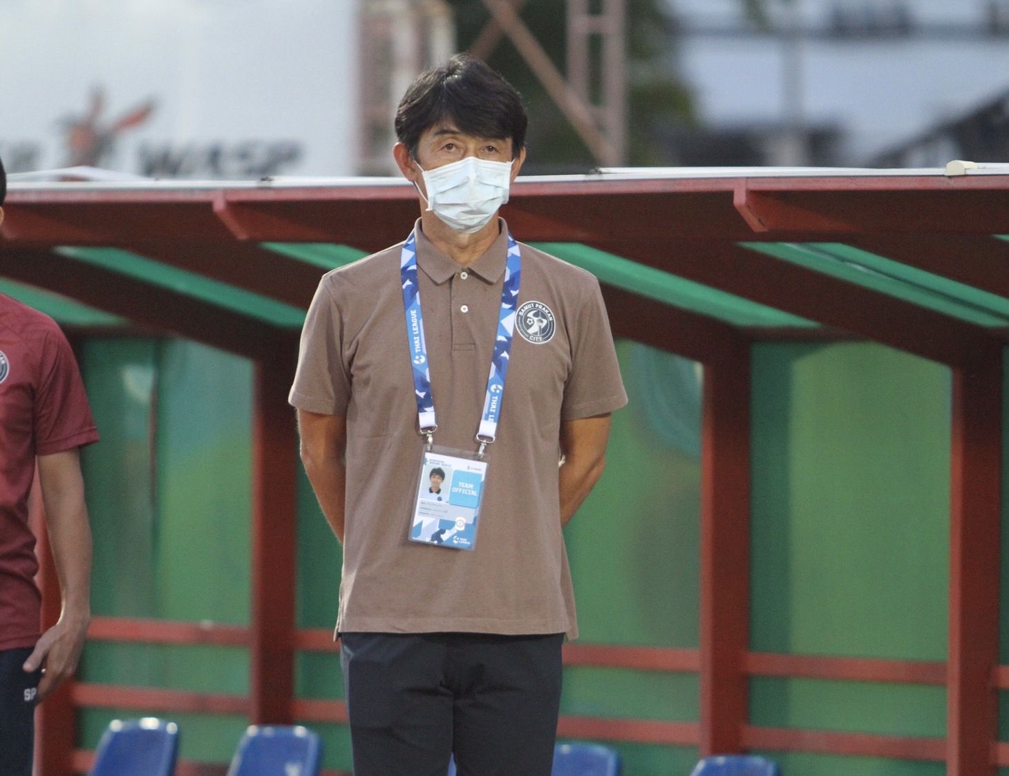โซเชียลแห่ชื่นชมกุนซือปราการช่วยนักเตะเก็บบอลระหว่างวอร์ม