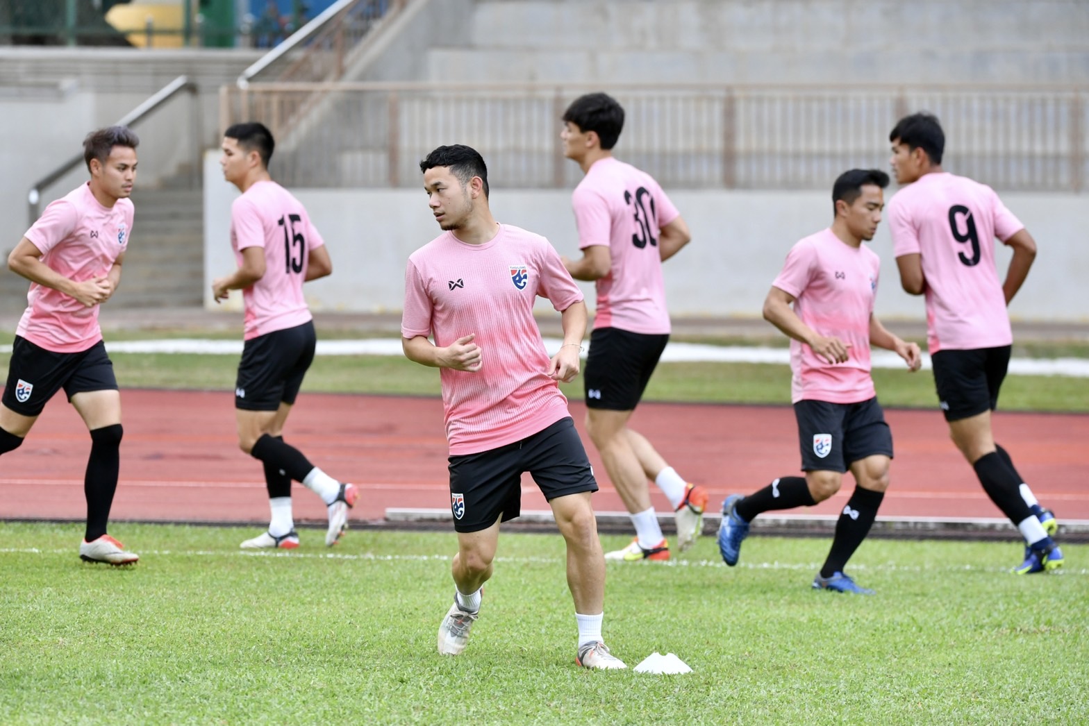 มาโน่ติวเข้มเกมรับ-รุกหวังแข้งช้างศึกกระหายลงสนามนัดสอง
