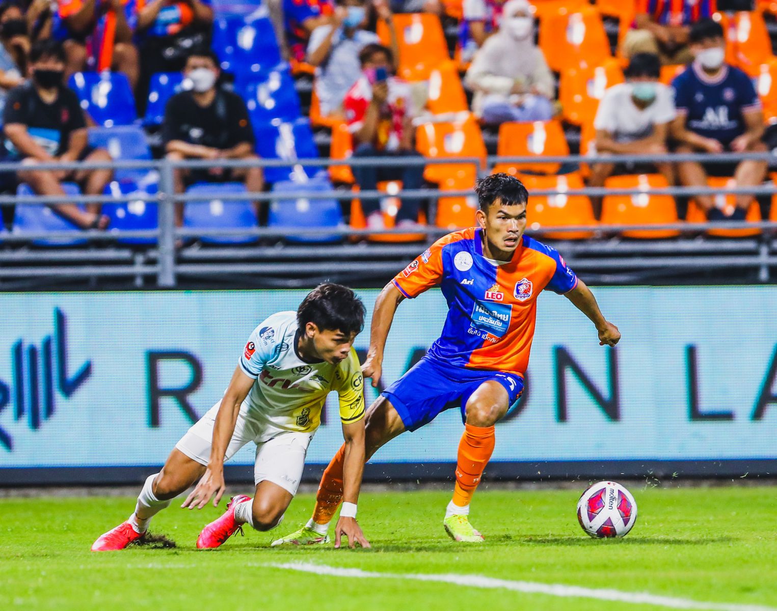 แข้งไทยฟอร์มฮอตพาเหรดติดทีมยอดเยี่ยมไทยลีกนัด 16 เกินครึ่ง