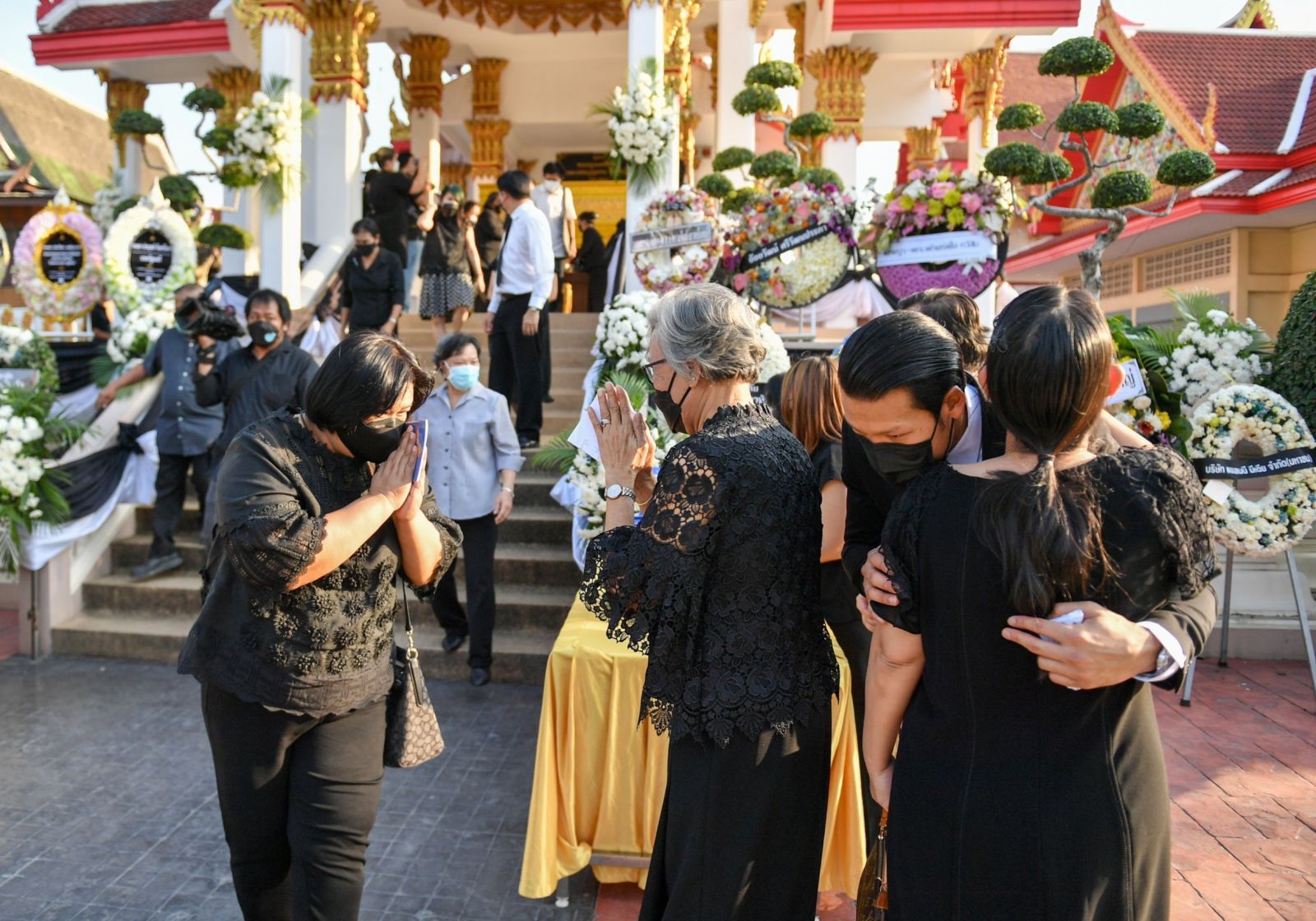 ผู้คนร่วมอาลัยแน่นวัดพิธีฌาปนกิจ"คุณพ่อประมวล"สู่สรวงสวรรค์