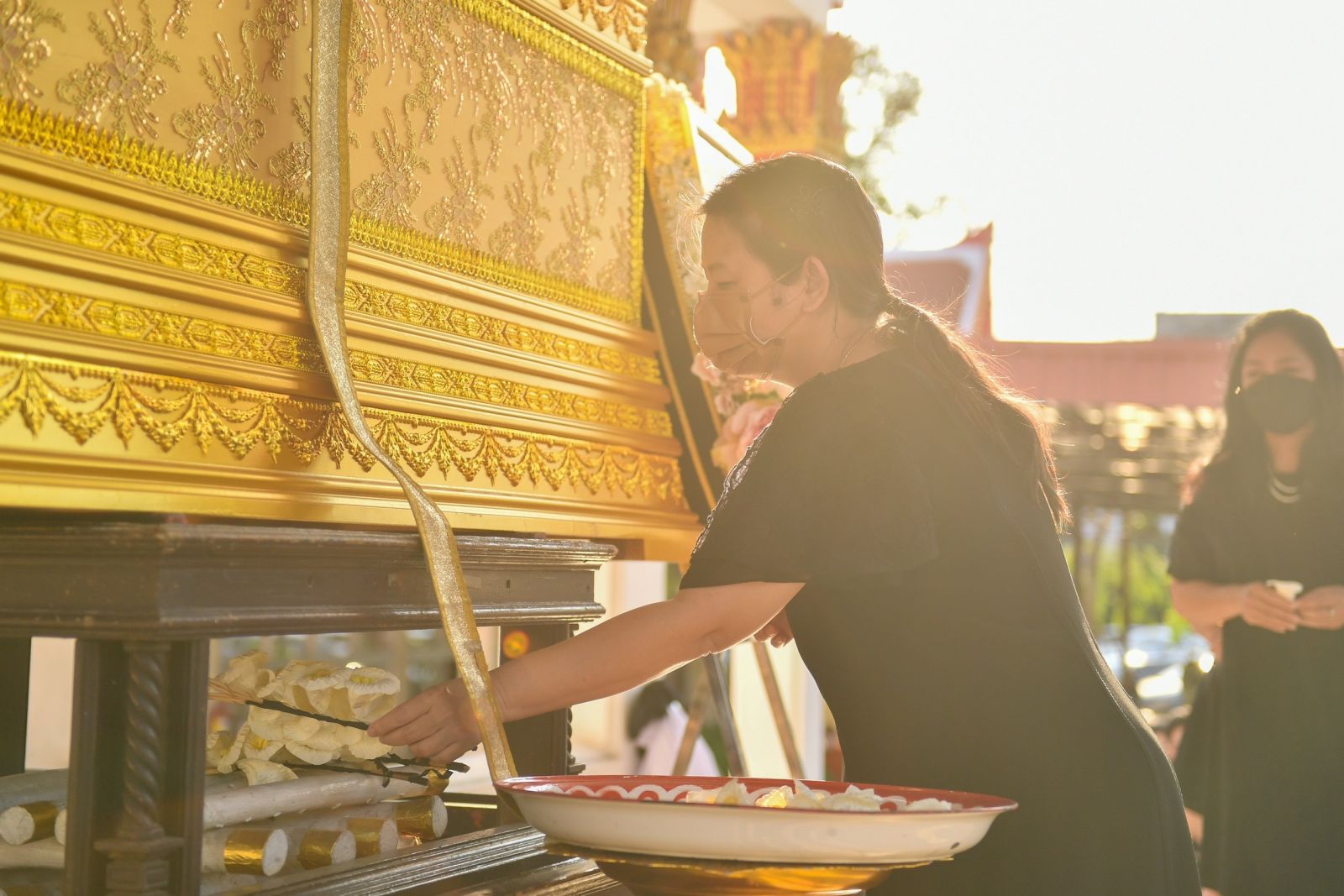 ผู้คนร่วมอาลัยแน่นวัดพิธีฌาปนกิจ"คุณพ่อประมวล"สู่สรวงสวรรค์